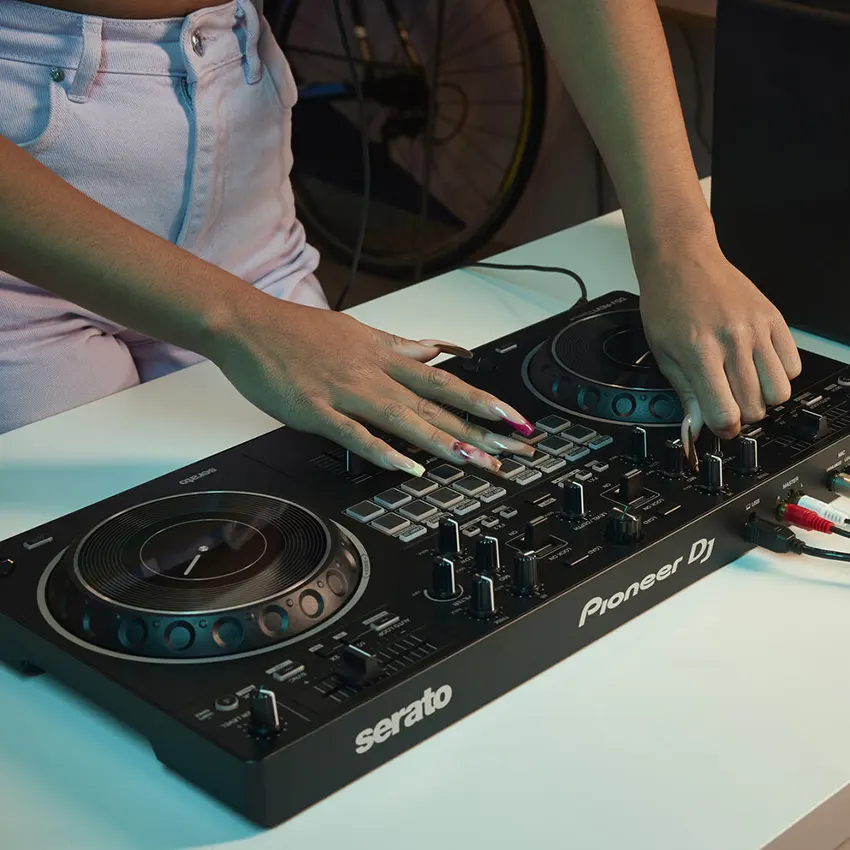 Pioneer DJ DDJ-REV1 Controlador para Serato DJ