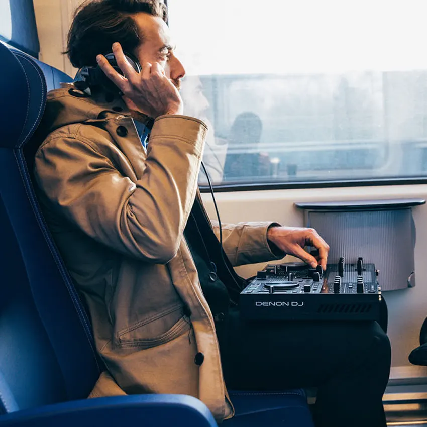 GO-4 Controlador Recargable Denon DJ Prime GO Todo en Uno con Pantalla Táctil de 7"