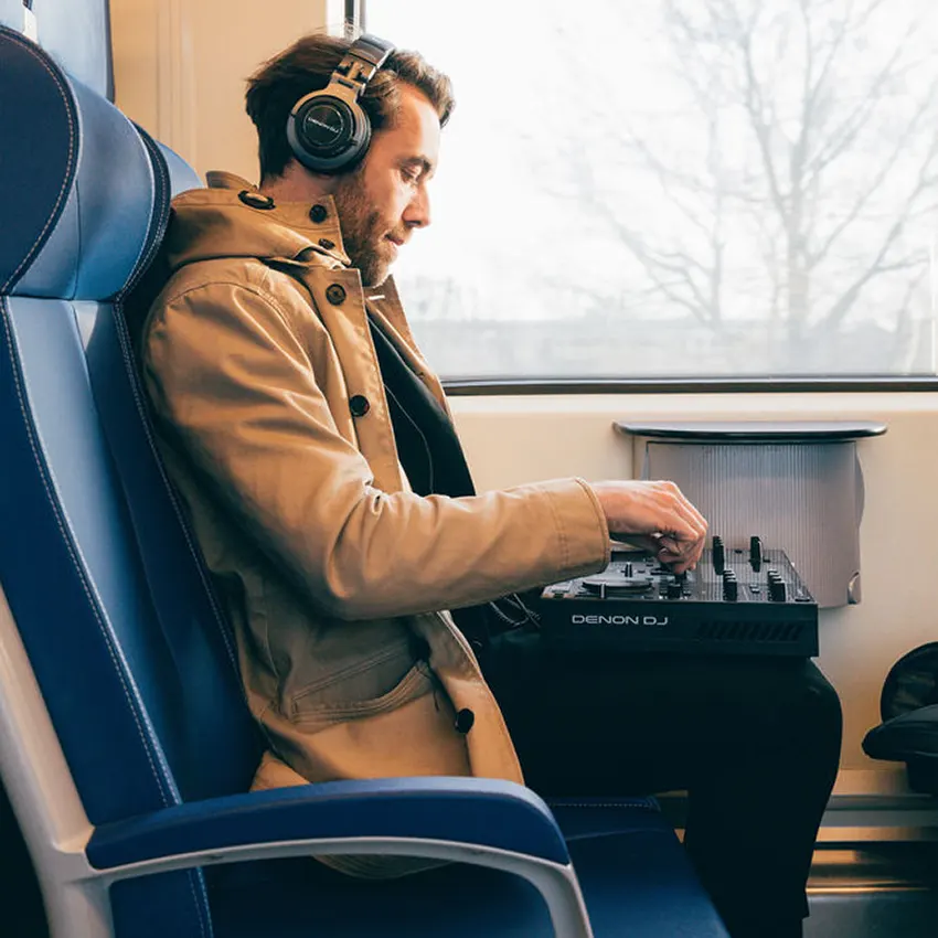 GO-5 Controlador Recargable Denon DJ Prime GO Todo en Uno con Pantalla Táctil de 7"