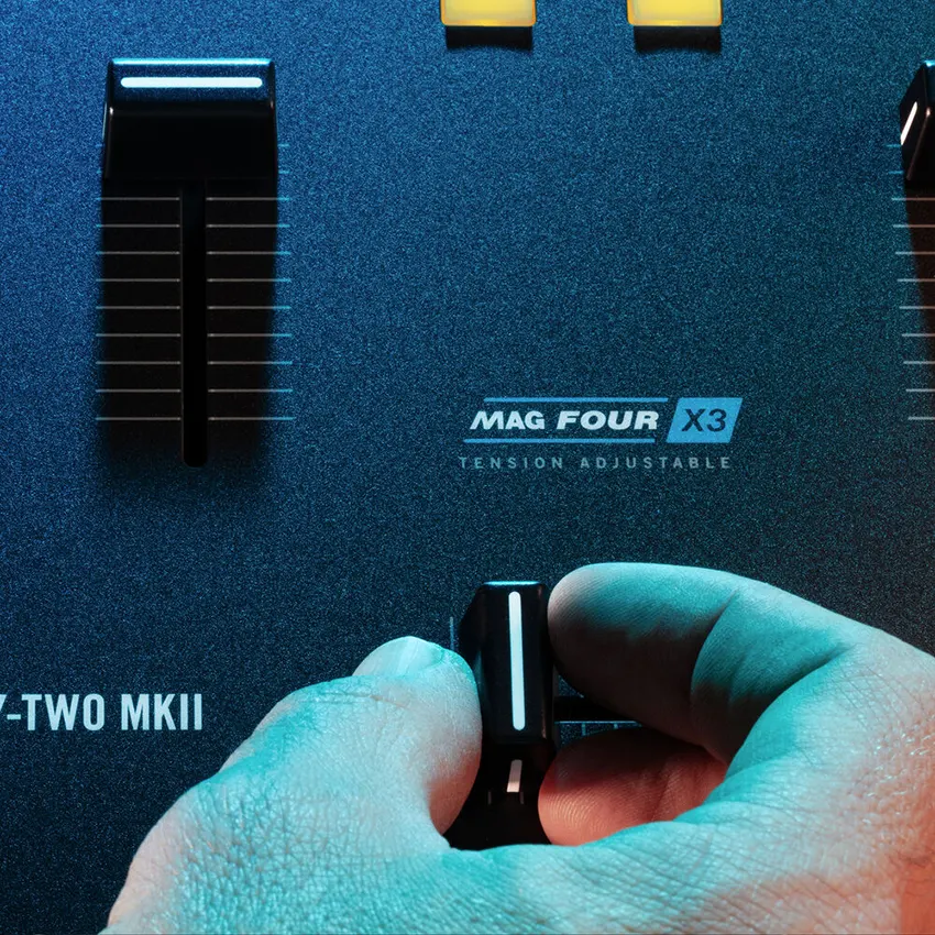 Mezclador de 2 Canales RANE SEVENTY-TWO MKII con pantalla táctil para Serato DJ Pro Mezclador de 2 Canales RANE SEVENTY-TWO MKII con pantalla táctil para Serato DJ Pro