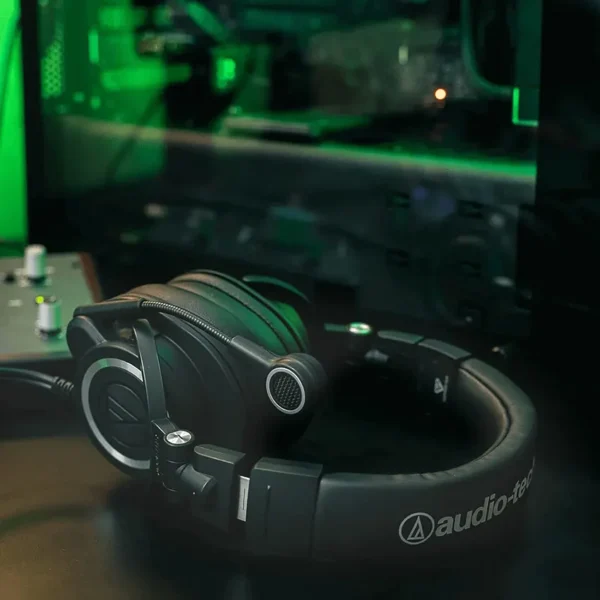 Auriculares Audio-Technica ATH-M50xSTS StreamSet con conectores XLR y de mini-plug de 3,5 mm (Negro)