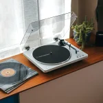 Bandeja Giradiscos Audio-Technica AT-LP70XBT con Bluetooth (Blanco / Plateado)