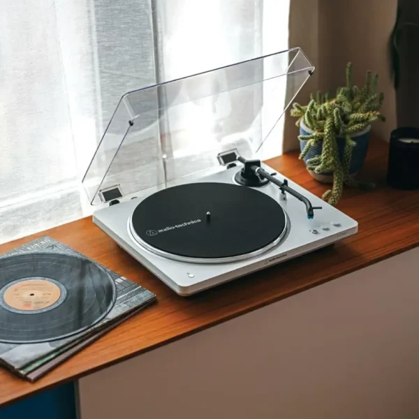 Bandeja Giradiscos Audio-Technica AT-LP70XBT con Bluetooth (Blanco / Plateado)