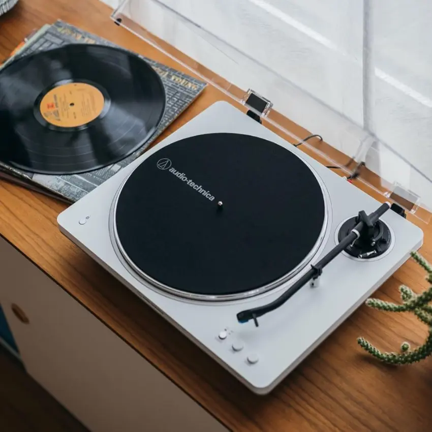 Bandeja Giradiscos Audio-Technica AT-LP70XBT con Bluetooth (Blanco / Plateado) Bandeja Giradiscos Audio-Technica AT-LP70XBT con Bluetooth (Blanco / Plateado)