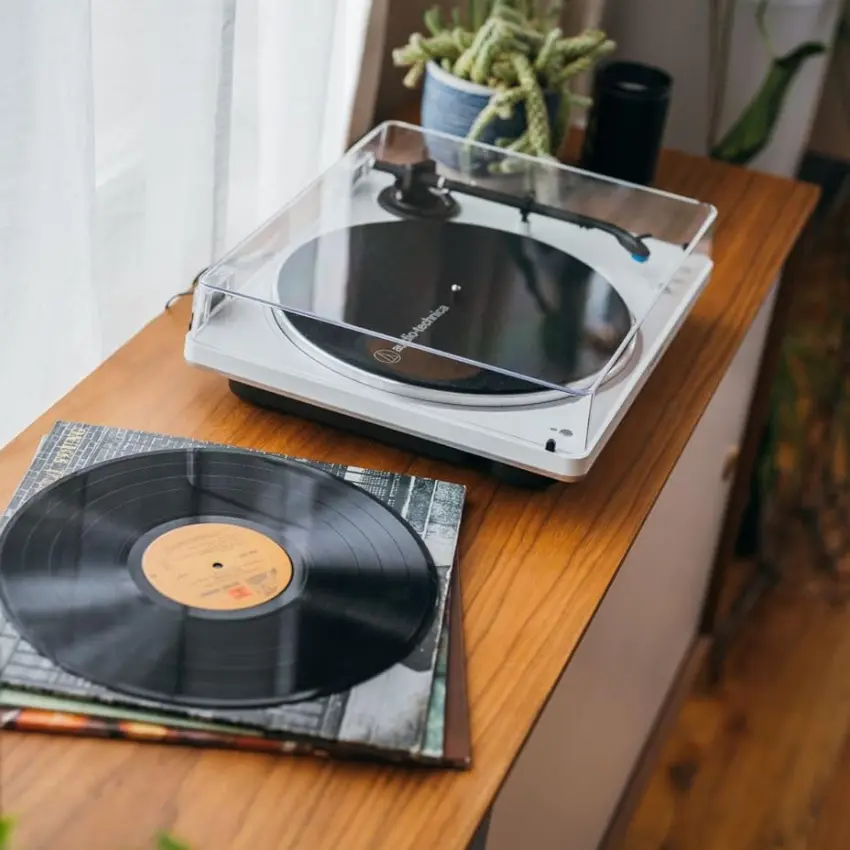 Bandeja Giradiscos Audio-Technica AT-LP70XBT con Bluetooth (Blanco / Plateado) Bandeja Giradiscos Audio-Technica AT-LP70XBT con Bluetooth (Blanco / Plateado)