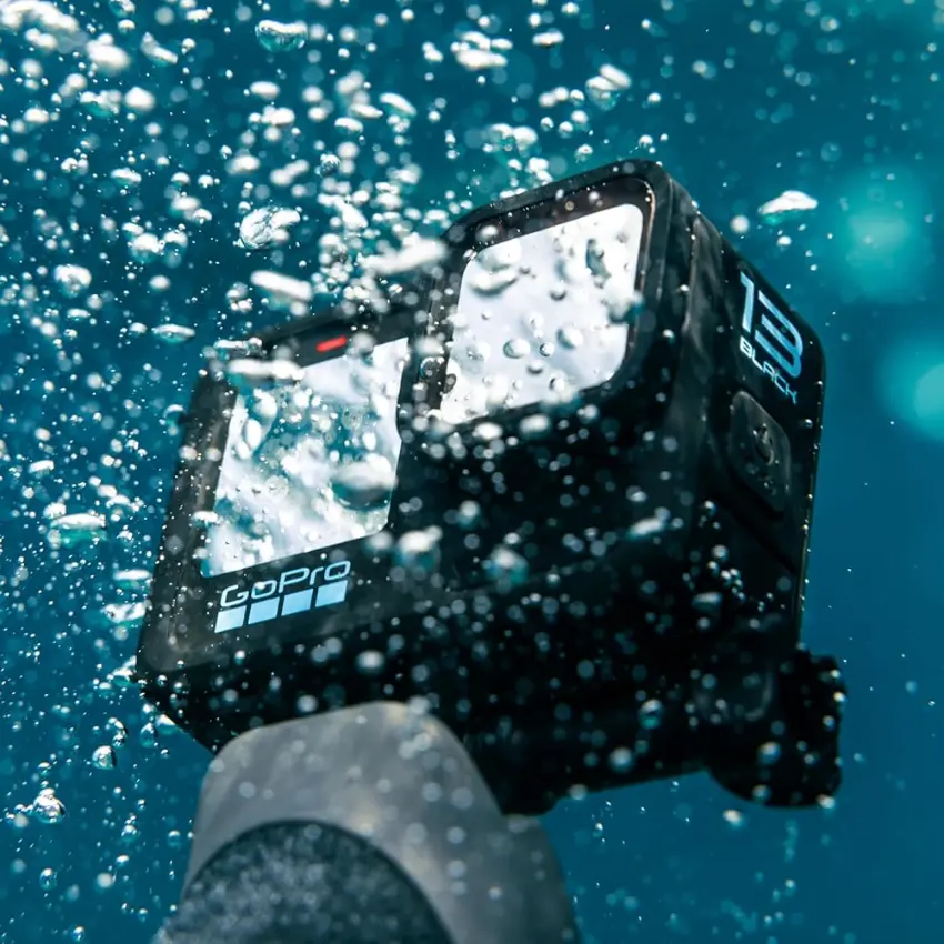 Cámara GoPro HERO13 Black Action Camera Bundle, The Handler, 2 Baterías Enduro, 2 Soportes Adhesivos Curvos, Tarjeta SanDisk MicroSD de 64 GB, Estuche