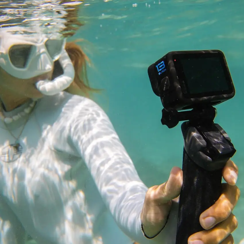 Cámara GoPro HERO13 Black Action Camera Bundle, The Handler, 2 Baterías Enduro, 2 Soportes Adhesivos Curvos, Tarjeta SanDisk MicroSD de 64 GB, Estuche