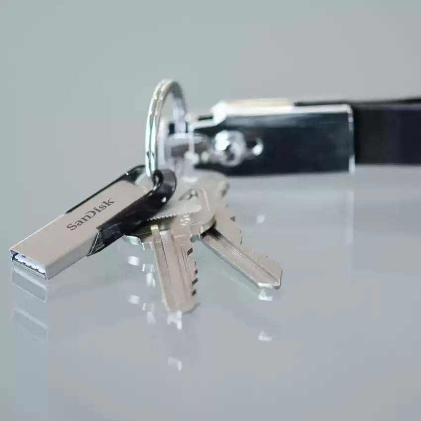 Pendrive SanDisk Ultra Flair, USB 3.0, Negro/Plateado