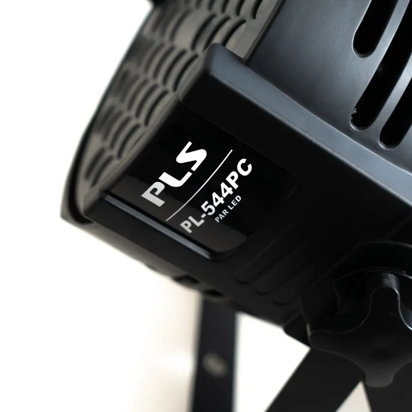 8 Spot PLS PL-543, 54 LEDs x 4W RGBW, Conectores Estilo Powercon, Incluye Flight Case