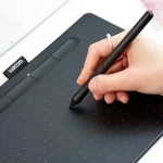 Lápiz óptico Wacom 4K, Deslizamiento suave, Botones laterales, Negro